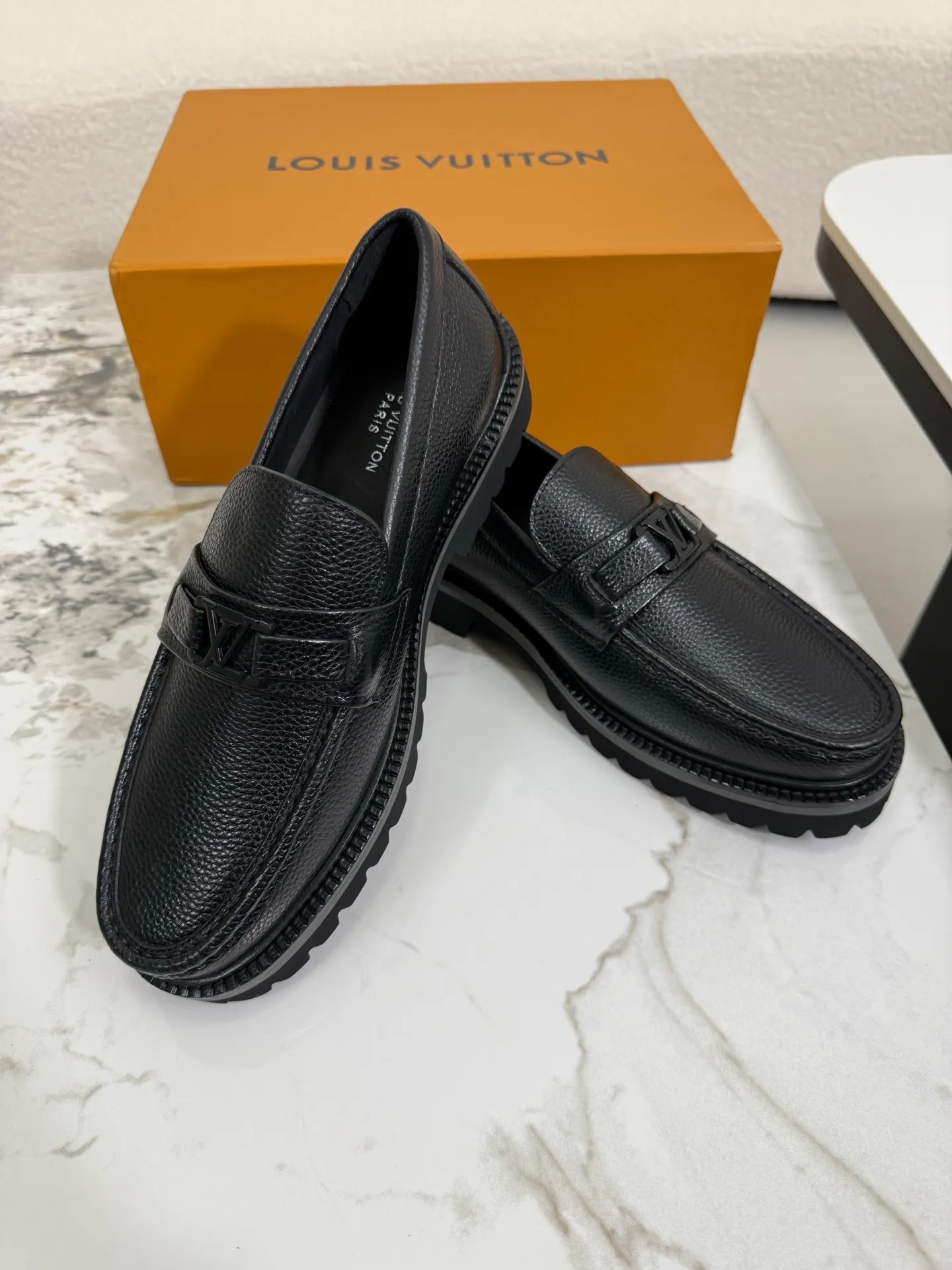 [L Family] Top P: 800💰 ▪️Size: 39-44 (38.45 custom-made) The top male god leather shoes Lv series are sold at the same time with original factory configuration, original cowhide fabric imported from Italy, soft and comfortable, imported water-dyed cow lining, soles: original ultra-light French foam outsole super comfortable, original factory with single goods 🔍🔍high quality, can be entered and exited at will, welcome to compare and synchronize.